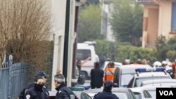 Polisi Perancis dan pemadam kebakaran mengepung sebuah gedung di Toulouse, tempat persembunyian tersangka penembakan di sekolah Yahudi.