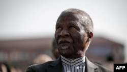 L'ancien président sud-africain Thabo Mbeki participe à l'initiative mondiale «Walk Together» du groupe de Nelson Mandela, The Elders, lors de la célébration du 100e anniversaire de Nelson Mandela à Constitution Hill, à Johannesburg, le 18 juillet 2018.