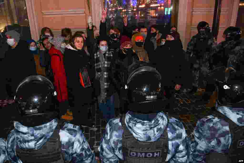 러시아 야권 지도자 알렉세이 나발니의 공판이 모스크바 법원에서 진행되는 가운데 나발니의 석방을 요구하는 시민들의 시위가 열렸다.