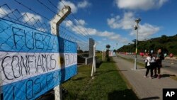 Bendera Argentina dengan tulisan dalam bahasa Spanyol, "Ayo Argentina. Kami Percaya Kepada Tuhan. Kami akan menunggu anda," terpasang di pagar pangkalan Angkatan Laut di Mar del Plata, Argentina, Minggu, 19 November 2017.