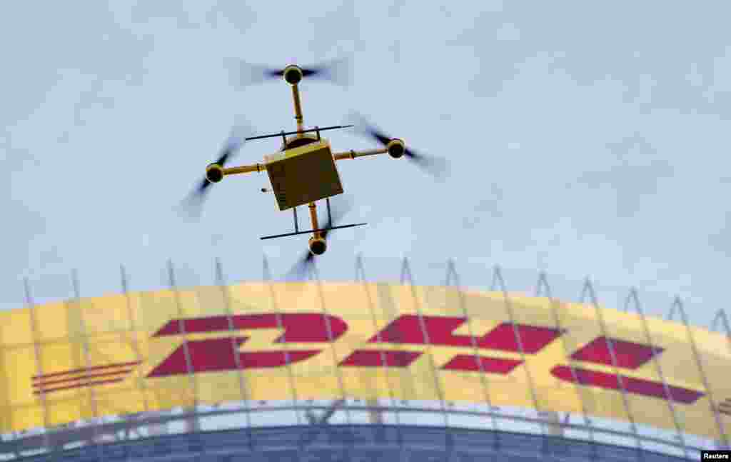 Model pesawat helikopter tanpa awak yang disebut &quot;parcelcopter&quot; milik dinas pos Jerman atau DHL terbang di atas kota Bonn. &quot;Parcelcopter&quot; ini menelan biaya sekitar 660 juta rupiah dan mampu membawa paket seberat 1.2 kg.