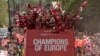 Les joueurs de Liverpool célèbrent leur titre de champions d'Europe avec leurs fans, Angleterre, le 2 juin 2019.