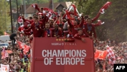 Les joueurs de Liverpool célèbrent leur titre de champions d'Europe avec leurs fans, Angleterre, le 2 juin 2019.