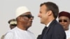 Le président malien Ibrahim Boubacar Keita accueille président français Emmanuel Macron à Nouakchott, Mauritanie, le 2 juillet 2018.