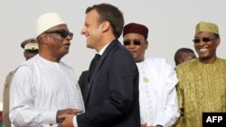 Le président malien Ibrahim Boubacar Keita (à gauche), le président français Emmanual Macron (2e à gauche), le président nigérien Mahamadou Issoufou (2è à droite) et le président tchadien Idriss Deby (à droite) avant une séance de travail sur le G5 Sahel, Nouakchott, Mauritanie, 2 juillet 2018. 