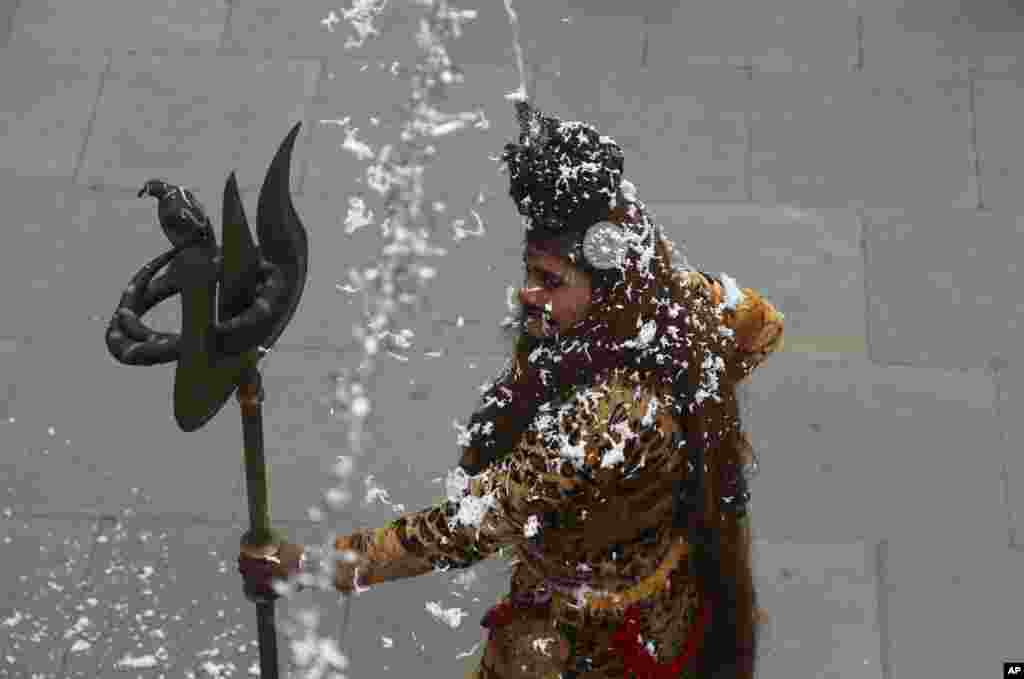 یک هندو در حاشیه یک مراسم مذهبی در جامو، در هند. فستیوال شیوارتری برای تکریم &laquo;شیوا&raquo; از خدایان اصلی هندوها برگزار می&zwnj;شود.&nbsp;
