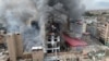 Asap tampak mengepul dari area gedung yang terbakar di Lima, Peru, pada 4 Maret 2025. (Foto: Reuters/Sebastian Castaneda)