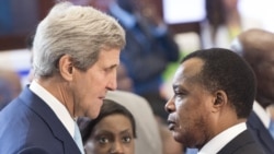 Secretair d'Etat ya kala ya Etats-Unis mpe motindami ya Amerika mpo etali climat, John Kerry (G) na président Denis Sassou N'Guesso ya Congo-Brazzaville (d) na bokutani na Washington. 6 août 2014.