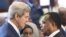 Secretair d'Etat ya kala ya Etats-Unis mpe motindami ya Amerika mpo etali climat, John Kerry (G) na président Denis Sassou N'Guesso ya Congo-Brazzaville (d) na bokutani na Washington. 6 août 2014.
