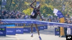 Albert Korir, moun peyi Kenya travèse liy final la nan kous maskilen maraton vil Nouyok la, Dimanch 7 Nov. 2021.