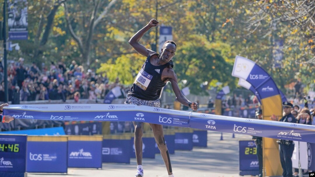 Pelari asal Kenya Albert Korir finis terdepan pada kategori putra dalam lomba maraton New York yang digelar pada 7 November 2021. (Foto: AP/Seth Wenig)