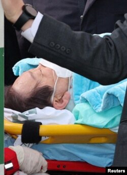 ลี แจ-มยอง ผู้นำพรรคประชาธิปไตย ขณะถูกนำตัวส่งโรงพยาบาลมหาวิทยาลัยแห่งชาติกรุงโซล หลังถูกแทงที่คอ ขณะเยือนเมืองปูซาน เมื่อ 2 ม.ค. 2567