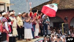 سوچیل ګالوېز عنعنوي لباس اغوندي.