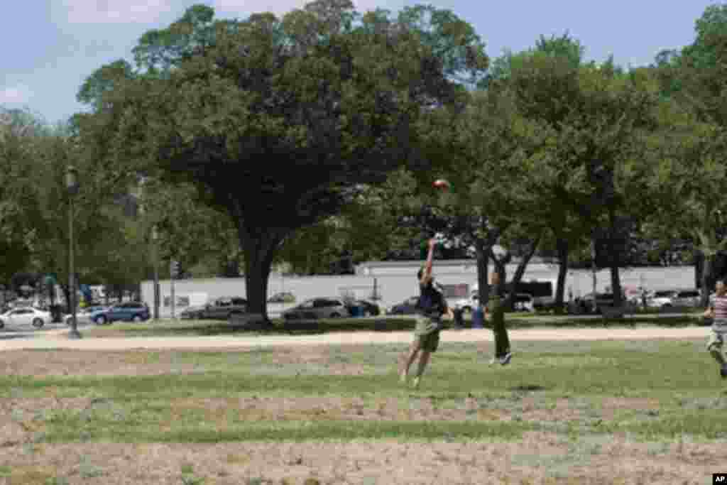 也有年青人结伴比赛玩球