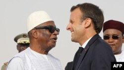 Le président malien Ibrahim Boubacar Keita accueille président français Emmanuel Macron à Nouakchott, Mauritanie, le 2 juillet 2018.