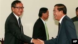 Cambodian Prime Minister Hun Sen ຈັບມືກັບທ່ານ Sam Rainsy ກ່ອນຫອງປະຊຸມແຫ່ງຊາດ