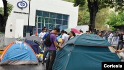 Los estudiantes se encuentran frente al Ministerio Público en el estado de Lara en protesta ante la detención de sus compañeros. [Foto: Cortesía, Twitter, El Impulso.com].