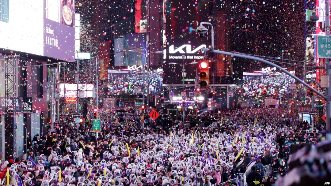 Para pengunjung merayakan Tahun Baru di Times Square di Kota New York lepas tengah malam, Rabu, 1 Januari 2025. (Foto: Leonardo Munoz/AFP)