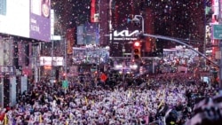 Para pengunjung merayakan Tahun Baru di Times Square di Kota New York lepas tengah malam, Rabu, 1 Januari 2025. (Foto: Leonardo Munoz/AFP)