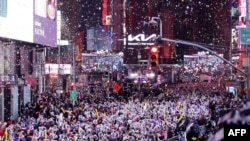 Para pengunjung merayakan Tahun Baru di Times Square di Kota New York lepas tengah malam, Rabu, 1 Januari 2025. (Foto: Leonardo Munoz/AFP)