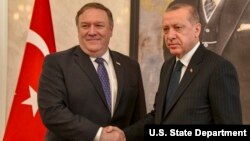 Menlu AS Mike Pompeo (kiri) saat bertemu Presiden Turki Recep Tayyip Erdoğan di Ankara, Rabu (17/10). 