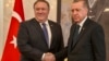 Le secrétaire d'État américain Michael Pompeo et le président turc Recep Tayyip Erdoğan à Ankara, Turquie, le 17 octobre 2018.