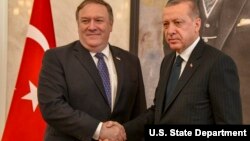 Le secrétaire d'État américain Michael Pompeo et le président turc Recep Tayyip Erdoğan à Ankara, Turquie, le 17 octobre 2018.