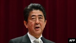 지난 3월 아베 신조 일본 총리가 가나가와현 요코스카시에 소재한 방위대학교 졸업식에서 연설하고 있다. 