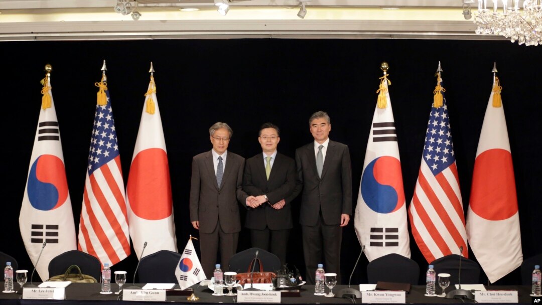 南韓朝鮮半島和平與安全事務特別代表黃浚局(中)、美國國務院朝鮮問題特使金成(右)及日本外務省亞洲大洋洲局干事伊原純一(左)會談後在首爾合影
