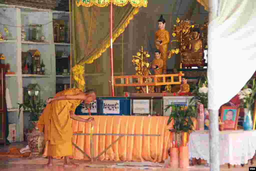 A monk is lighting an insense in Samakki Raingsey temple in Phnom Penh, Cambodia, February 5, 2015. (Nov Povleakhena/VOA Khmer)