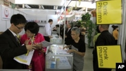 지난해 9월 평양 가을철 국제상품전람회에서 방문객들이 상품을 둘러보고 있다. (자료사진)