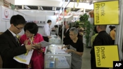 지난 2014년 9월 평양 3대혁명전시관에서 열린 '가을철 국제상품 전람회'에서 방문객들이 상품을 둘러보고 있다. (자료사진)