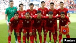Các tuyển thủ Việt Nam chụp ảnh trước trận đấu với Jordan hôm 20/1.