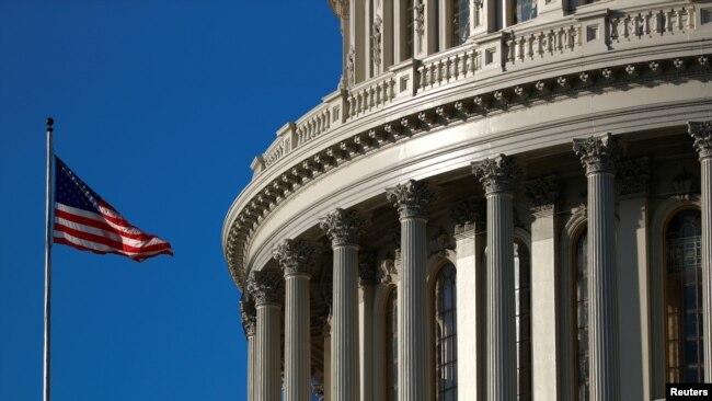 资料照：一面美国国旗飘扬在美国国会山上。