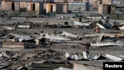 프랑스 북부 덩케르크 시 인근의 그랑드생트 난민촌에서 대형화재가 발생해 11일 임시숙소가 불에 타버린 모습이다.