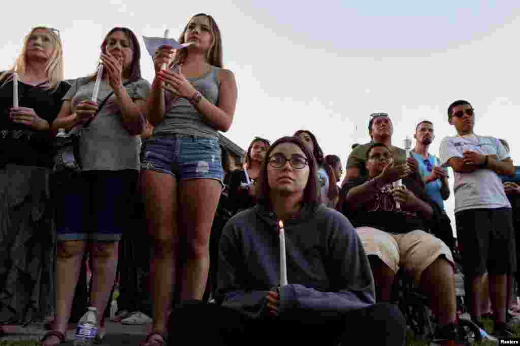 گروهی از مردم و جوانان بعد از تیراندازی در&nbsp;جشنواره محلی در شهر گیلروی کالیفرونیا به یاد قربانیان تجمع کرده اند. در این تیراندازی چهار نفر کشته شدند.&nbsp;