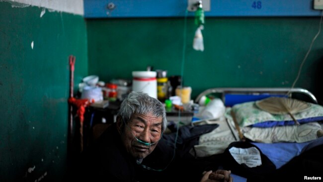 一名患矽肺病的老矿工在安徽省一家医院接受治疗。(资料照片)