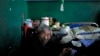 一名患矽肺病的老矿工在安徽省一家医院接受治疗。（资料照片）