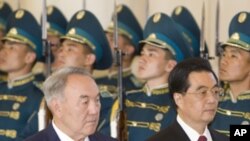 Chinese President Hu Jintao (R) and his Kazakh counterpart Nursultan Nazarbayev inspect the honor guard during an official welcoming ceremony in Astana, June 13, 2011.