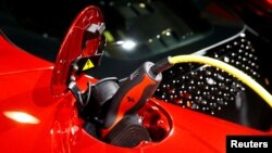Sebuah obil sport hybrid Ferrari SF90 Stradale sedang diisi daya. Mobil masa depan akan menggunakan listrik, yang sebagian mungkin dibuat dengan cetakan tiga dimensi, dan bisa karaoke sambil berkendara.(Foto: REUTERS/Arnd Wiegmann)