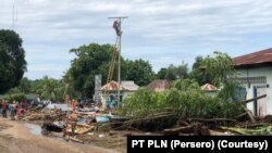 Perusahaan Listrik Negara (PLN) terus melakukan pemulihan kelistrikan terdampak badai siklon tropis Seroja di NTT. Hingga Senin (5/4) pukul 24.00 WITA, PLN telah berhasil memulihkan 359 gardu listrik yang sebelumnya terdampak badai. (Foto: Courtesy/PT PLN