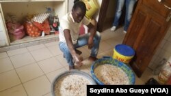 Un Sénégalais travaille le ‘’ngalakh’’, à Dakar, le 12 avril 2017. (VOA/Seydina Aba Gueye)