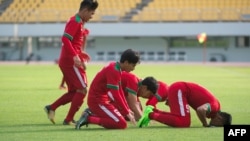 Muhammad Rafli Mursalim (kanan) merayakan gol yang dicetaknya dalam laga kualifikasi turnamen Piala AFC U-19 melawan Brunei Darussalam di Plaju, 31 Oktober 2018.