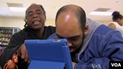 Tại lớp hướng dẫn do tổ chức Creative Edge Filmmaking tổ chức, người khuyết tật cách sử dụng máy tính bảng iPad để quay và chỉnh sửa video.