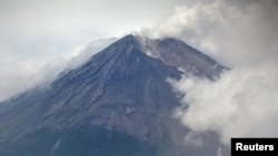 Foto aérea muestra al volcán Semeru, en el este de Java, Indonesia, el 6 de diciembre de 2021.
