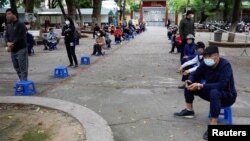 Warga menunggu panggilan tes cepat virus corona di sebuah tempat tes darurat di Hanoi, Vietnam, 31 Maret 2020. (Foto: Reuters)