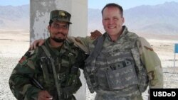 ران وایت با یک عسکر اردوی ملی افغان