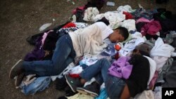 Migrantes centroamericanos que viajan en la caravana anual "Estaciones de la cruz" duermen en Matías Romero, Oaxaca, Mexico, el martes, 3 de abril, de 2018.