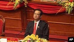 ນາຍົກລັດຖະມົນຕີຫວຽດນາມ ທ່ານ Nguyen Tan Dung ໄປ ຮ່ວມພິທີເປີດກອງປະຊຸມໃຫຍ່ ຄັ້ງທີ 11 ຂອງພັກຄອມມູນິສ ຫວຽດນາມ ທີ່ນະຄອນຫຼວງຮ່າໂນ່ຍ (12 ມັງກອນ 2011)
