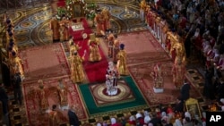 2015年4月12日俄罗斯东正教会宗主教基里尔(中)进主持基督救世主大教堂复活节